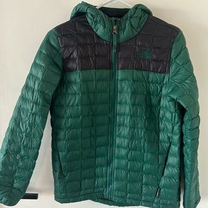The North Face - Green thin down thermal jacket with hood. Boys size L 14/16